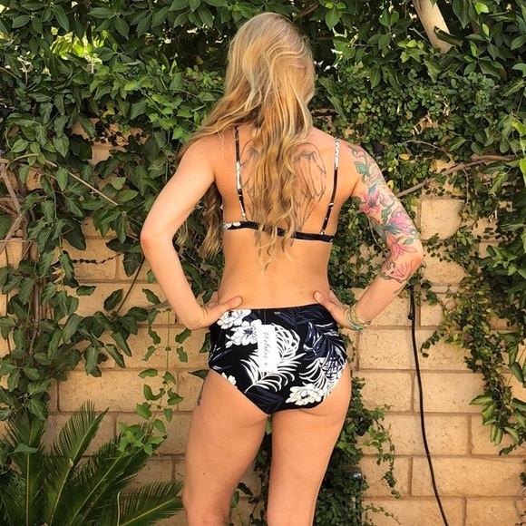 🌴🌼RIP CURL- HACRENDA HIGH WAISTED BIKINI SET🌼🌴 - Picture 8 of 10